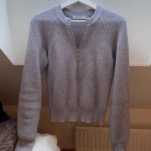 Stickad tröja - Grå stickad tröja från NA-KD i bra skick, ensast lite nopprig men inget som syns så mycket💓 frakt tillkommer