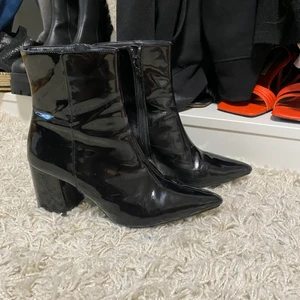 Tiamo boots i lack - Boots med klack och lack. Storlek 38/39. Liten slitning på innersidan av klacken men inget man tänker på vid användning. Tar emot alla bud. 