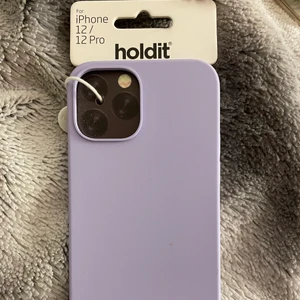 Lila holdit skal iPhone 12/12 PRO  - Säljer detta lila mobilskal från holdit då det aldrig kommer till användning. Aldrig använt och helt som nytt. För iPhone 12/ 12 PRO. Säljer för: 50kr+frakt💕
