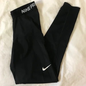 Nike pro träningstights - Svarta Nike pro träningstights, i bra skick förutom lite noppriga på insidan av resåren i midjan, men det syns inte alls när de sitter på! Stl S💓💓