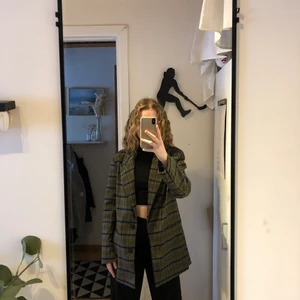 Kavaj - Säljer den här oversized kavajen från Gina Tricot då jag inte använder den längre. Den är i storlek 34 men som sagt är den oversized, jag är 167cm för referens. Säljer den för 100kr+frakt, hör av dig om du är intresserad!💚