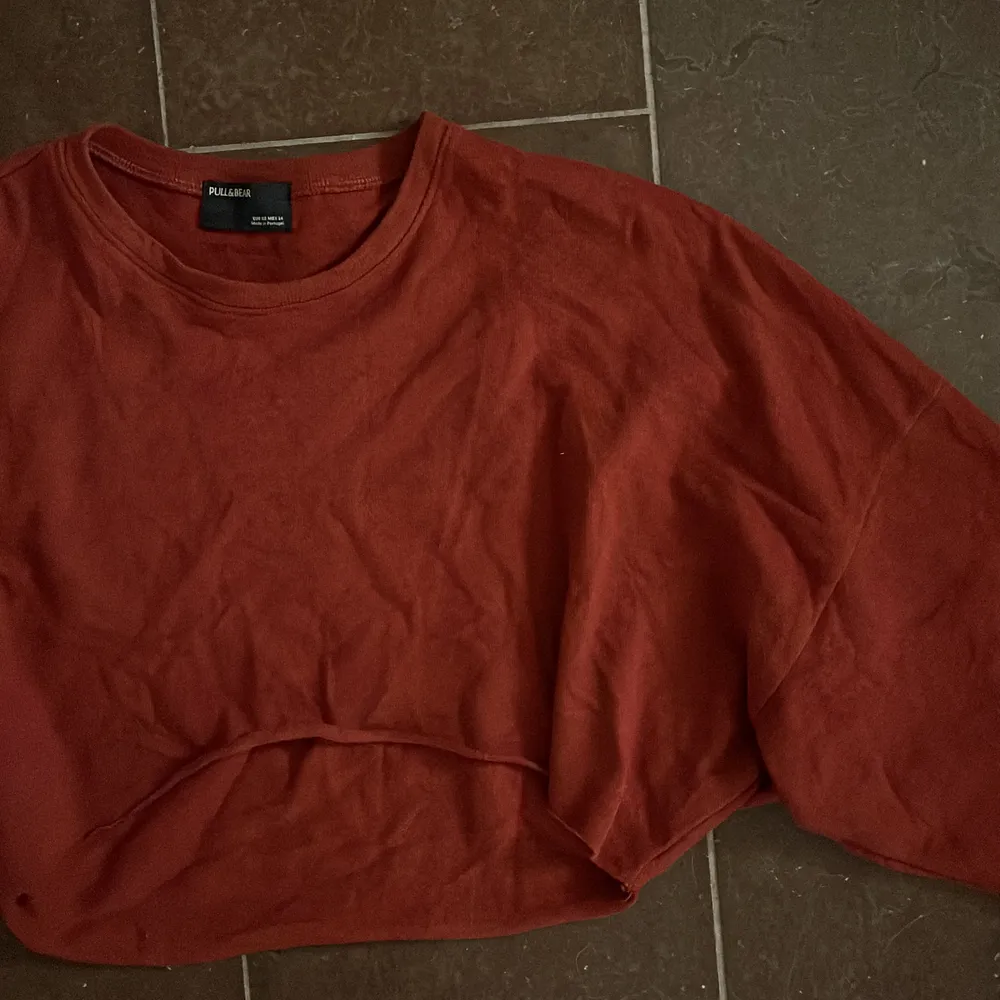 En lite annorlunda tröja i brun/vinröd/rost/svår bestämd färg, från Pull&Bear. Oanvänd & i storlek XS🕺🏼💜. Toppar.