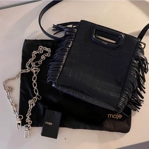 Maje väska - Säljer min super snygga marin blå maje väska. Andvänd ett få tal gånger och är som ny. Köpte för 2200 kr i butik. Den är läder med ”crocodil” mönster effekt. (Det kommer även med guld kedjan på första bilden.)