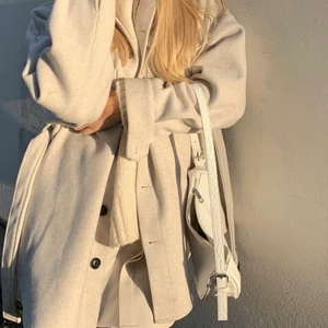 Kappa nelly - LÅNADE BILDER Jättefin beige kappa från nelly🤍storlek 34 men lite oversized i modellen🤍använt en gång🤍priset kan diskuteras!! 