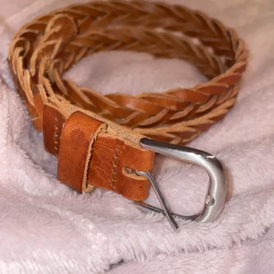 Brunt flätat bälte använt en gång - Använt endast en gång då jag hade den i midjan på en klänning jättefin men inte kommit mer till användning. Minns ej nypris men säljer nu för 20 kr + frakt