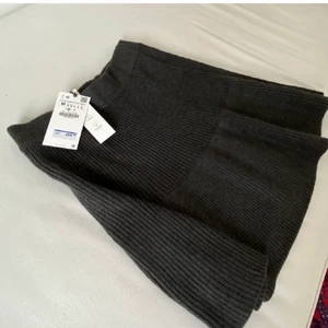 Grå stickad kjol - Fin kjol från zara aldrig använd m prislappar kvar. Första bilden är lånad min är i strl S💕 Bud på 300!!