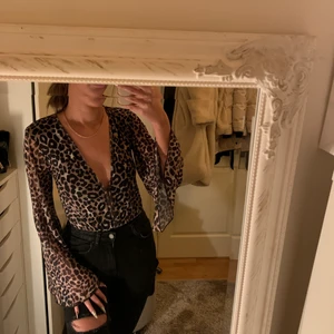 Leopard topp - Leopard topp med vida armar och lås mellan bysten som går att öppna för djupare v ring. Aldrig använd. 