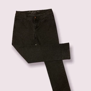 straight mid waist jeans - skitsnygga jeans köpta 2ndhand! påminner om demdär brandy jeansen med sånna "streck". dem va tyvärr något stora på mig <//3333 dem e sjukt stretchiga och har ett rättså mjukt material men känns fortf som jeans om du fattar. rättså långa i benen oxå