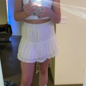 Shein  - En as snygg kjol som jag skulle användt i somras men som kom i september och jag inte kunnat använda för har tyckt det vart för kallt! Den har nu tyvär blivit förliten för mig och kan inte ha den nästa sommar😩 den är vit med volanger med små vita bollar på! Köparen står för frakten.