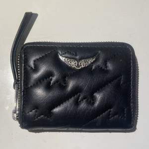 Säljer min så fina Zadig plånbok i nyskick då den tyvärr inte kommer till användning längre💞 Nypris cirka 900kr