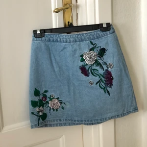 HM Coachella Jeanskjol strl 34 - Söt kjol från HM coachella-kollektion. Storlek 34. Fint skick och inte använt många gånger. 