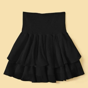 Svart kjol - !!!INTRESSEKOLL!! Jättefin helt ny svart volang kjol från shein. Den är endast testad och helt oanvänd. ⛔️BUDA I KOMMENTARERNA!!!⛔️ säljer endast vid bra bud då det bara är intressekoll och jag inte är säker på om jag vill sälja.