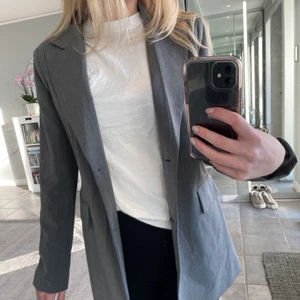 Grå blazer - Säljer denna gråa kavaj från NAKD i storleken 36. Ny skick, använd fåtal gånger💕 frakt kostnad tillkommer.