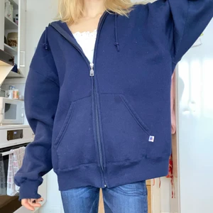 Oversized marinblå hoodie, M-XL - Oversized marinblå hoodie, supermjuk och väldigt gosig. Passar massa olika storlekar beroende på hur man vill att den ska sitta, på mig är den väldigt oversized och brukar ha runt XS. 
