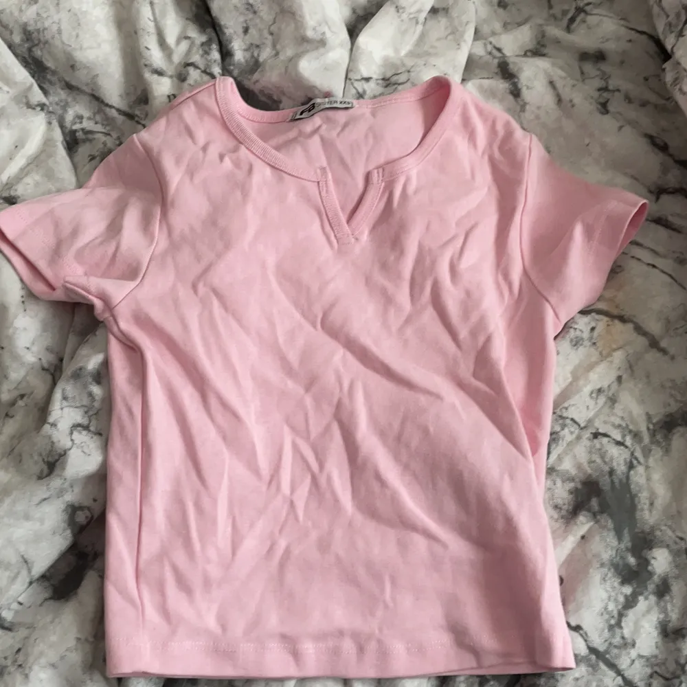 Rosa t-shirt, aldrig använd eftersom att färgen inte riktigt är min favvo direkt men det är inget fel på den. Storlek xxs . T-shirts.