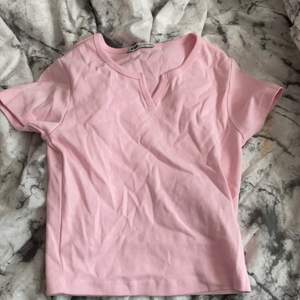 Rosa t-shirt, aldrig använd eftersom att färgen inte riktigt är min favvo direkt men det är inget fel på den. Storlek xxs 