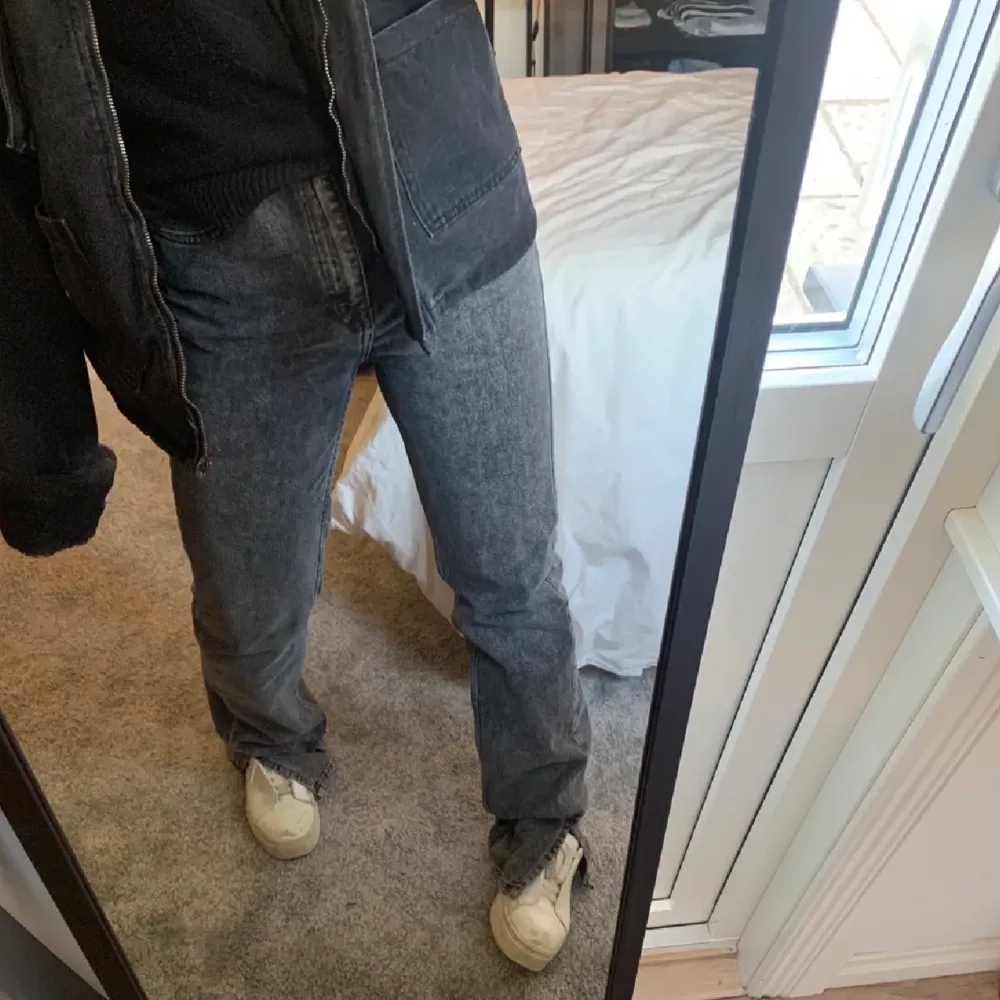 Säljer nu mina fina pull and bear jeans i storlek 38. Dom är väldigt sparsamt använda💕💕. Jeans & Byxor.