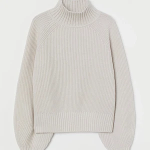 Ribbstickad tröja med polokrage - Ljus beigemelerad ribbstickad tröja med polokrage från H&M. Strl S💓 Använd 1 gång.