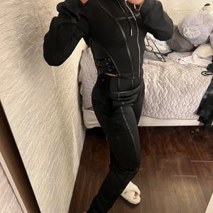 Tracksuit - Tracksuit i läder detaljer/korsett. Sitter som en SMÄCK. Strl Uk 8 vilket motvsrar S , köptes från Maniere devoir nypris var över 1000kr. Känns verkligen som ett ”dyrt” material, jätte bra & tjock. Säljer för 350kr plus frakt allt som allt💖