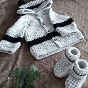 Barnkläder  - Stickad huvtröja med skor till. Passar 1-1,5 år gammal bebis. Är i nyskick, aldrig använd. Handmade 