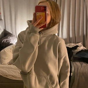 Snygg bikbok hoodie - Säljer min fin fina bikbok hoodie som inte kommit till andvändning! Andvänd få tal gånger, inte noppig alls! är dom ny. Säljer för 120 plus frakt 💗