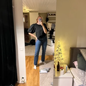 Svart blus HM - Svart blus från HM med skitsnygg ballongärm och söt knytdetalj i nacken💕 Stl L men passar mig som är M  