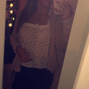 Söt spetstopp  - Vit spetstopp. Super söt och väldigt bekväm. Bara ett skriv ett pm vid eventuella frågor eller fler bilder. Kan diskutera pris vid frakt 