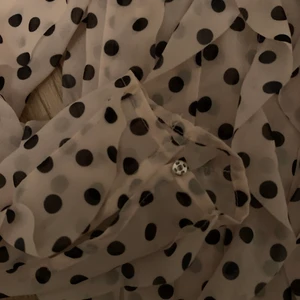 Blus från Hm,Gambattista Valli - Snygg blus från Hm, Gambattista Valli. Rosa mes svarta prickar 