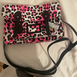 Leopard väska - Helt oanvänd väska som är köpt i london i leopardmönster💗🖤 köparen står för frakt
