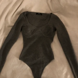 Body - Jättefin body från Bershka. Nästan aldrig använd. Storlek S, men liten i storleken skulle jag säga. Nypris cirka 200:-. Köparen står för frakt💕