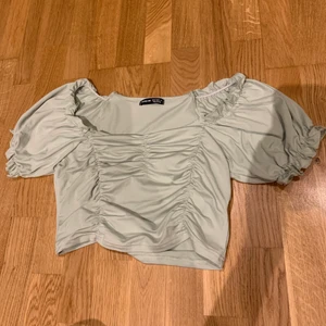 Topp - Ljusgrön/mintgrön. Aldrig använd. Har ingen bild på. 