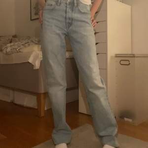 Så fina jeans från Zara. Modellen är straight midrise. Jeansen är helt slutsålda på hemsidan i denna storlek.⚡️💙