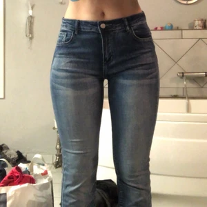 Bootcut jeans - Fina mellanblå bootcut jeans med coola sömmar på baksidan
