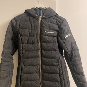 Peak performance - Vinterjacka varm och skön täcket precis rumpan super mysig!
