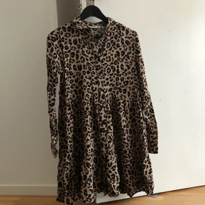 Klänning med leopardmönster - Härlig klänning i storlek M från stradivarius. Inte mycket använd, väldigt fint skick.