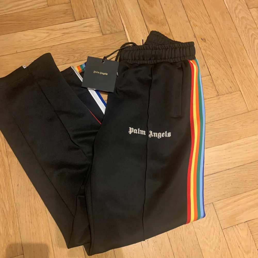 Palm angels storlek XL, cond 8/10 tags och kvitto finns kvar. Är 185 så den passar perfekt skulle säga att det sitter som en large. Jeans & Byxor.