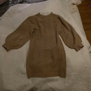 Klänning - Stickad klänning från asos aldrog använd sitter super fint på kroppen