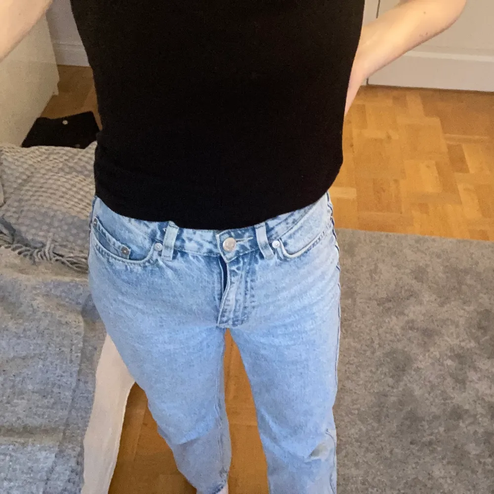 Ljusblå Jenas från Weekday i modellen Rowe. Bra skick. Buda i kommentarerna. Hör gärna av dig om du har några frågor!. Jeans & Byxor.