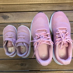 Nike skor matchande mamma och dotter - Rosa Skor för dotter och mamma. Mammastorlek 36.5；barnstorlek 22. Bara använda en gång.