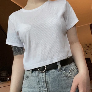 Vit croppad t-shirt - Vit t-shirt från H&M. Storlek M. Frakt 45 kr 🌿 Finns i Västerås! 