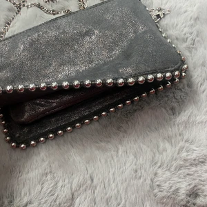 Zara väska - Säljer denna sjukt fina väskan från zara som inte säljs längre/slutsåld! Den är i jättefint skick, de enda är att kedjan är lite missfärgad men jag tycker inte att det ör något man tänker på!❤️ frakt=56kr❤️