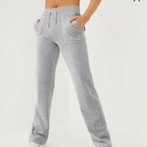 juicy coutore  - Jag säljer mina nya juicy coutore byxor i grå eftersom jag inte får någon användning av dem. Dem är i jätte fint skick 💕hör av er om ni är intresserade och vill ha bilder på hur byxorna sitter på. 💕 OBS!!!! HÖGSTA BUDET ÄR 850