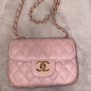 Chanel väska - Oanvänd och oäkta chanel väska i fint skick en bilden är med blixt o andra utan så man kan se rosa färgen 