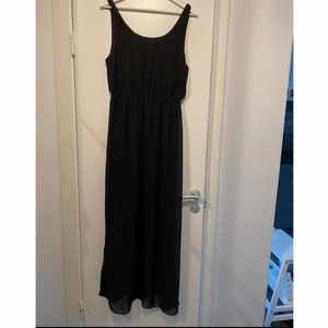 Klänning  - Svart klänning med slits på båda sidorna