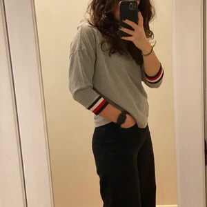 HILFIGER - Jag säljer nu min snygga HILFIGER tröja då den aödrig kommer till användning, den har bara blivit använd någon gång så den är nästan som helt ny.