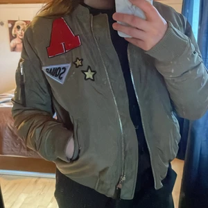 Vintage jacka - Jacka i nyskick knappt använd den är varm och passar bra för kyligare väder. Den har unik stil med insydda märken som ni ser på bilden
