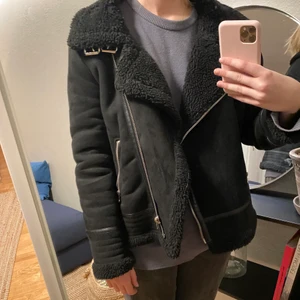 Vinterjacka, mocka/teddy, storlek L - Vinterjacka från zara. Har normalt S/M men gillar att denna är oversize:) 