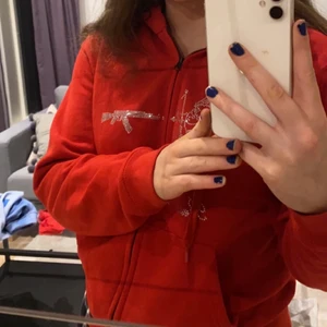 Best yet to come kofta❤️‍🔥⚡️💃🏻 - Funderar på att sälja denna kofta från best yet to come med rhinestones, köpte tyvärr en storlek för liten då jag vill ha den oversised! Slutsåld på hemsidan, den är i mycket bra skick❤️‍🔥❤️‍🔥 