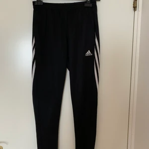 adidas byxor  - Endast 15 + frakt 💕 adidas byxor som är för små, sitter relativt tajt men formar kroppen snyggt och är jätte bekväma att träna i. 