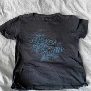 Barn tröja  - En barn tröja köpt på sellpy. Passar på mig som vanligtvis har stl s/xs fast den är ganska kort 